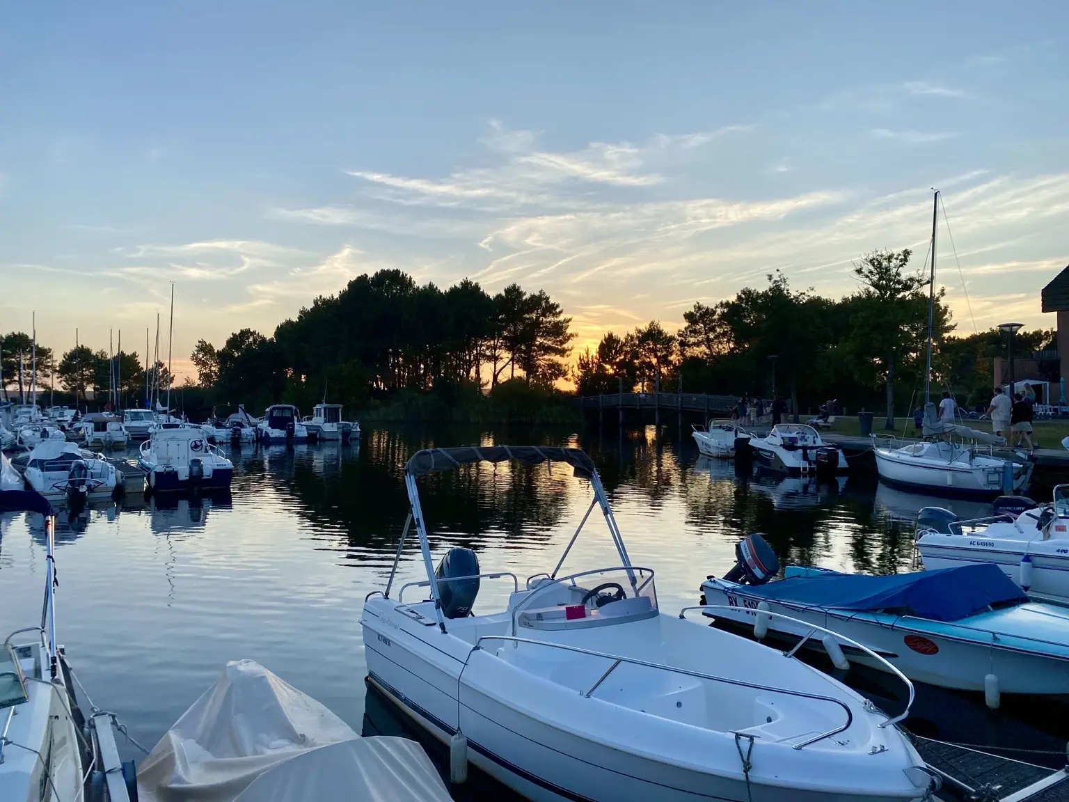 Le port d’Hourtin au coucher du soleil