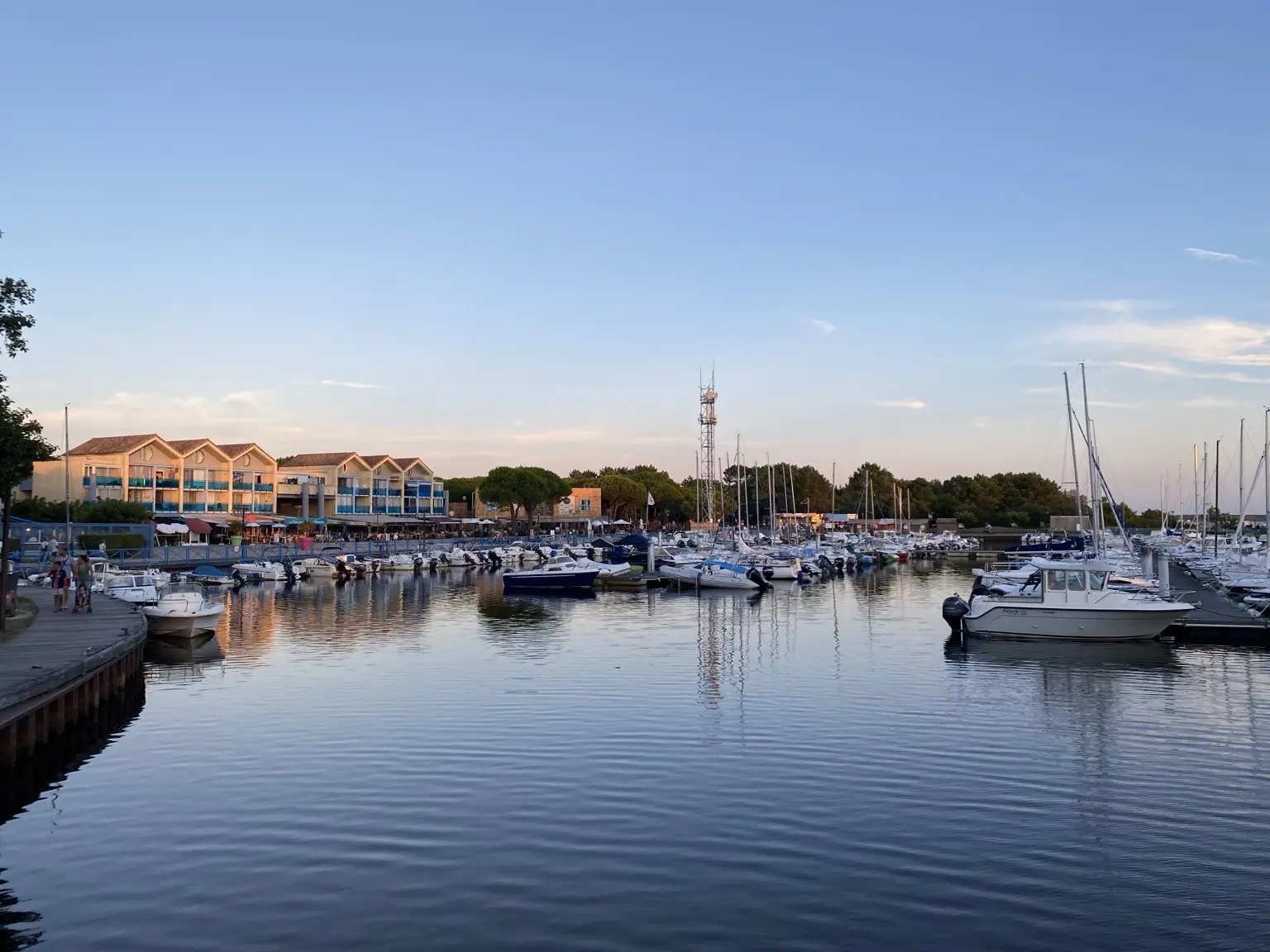 Le port d’Hourtin au coucher du soleil