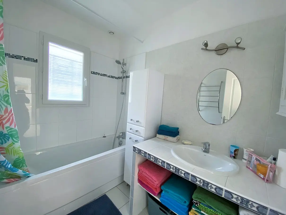 La salle de bain avec baignoire.